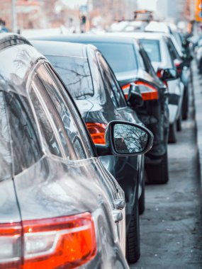 Romanya 'nın Bükreş kentinde kaldırım ve sokağa çok sayıda araba park etti.