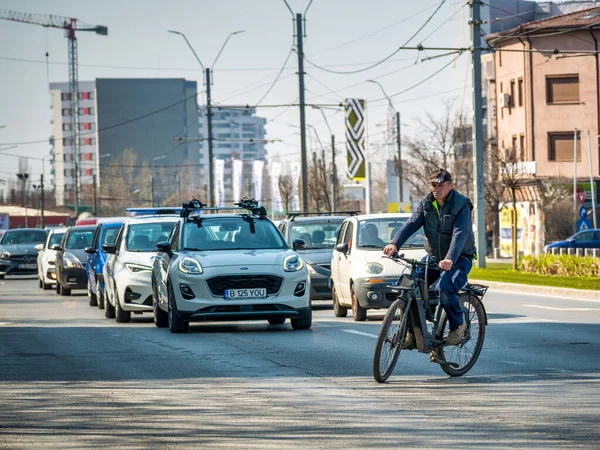 Bucarest Rumania Marzo 2023 Hombre Cruzando Calle Bicicleta Con Muchos —  Fotos de Stock
