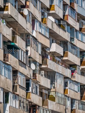 Bükreş 'teki mavi gökyüzüne karşı komünist dönemden kalma bir apartman binası. Çirkin geleneksel komünist konut topluluğu