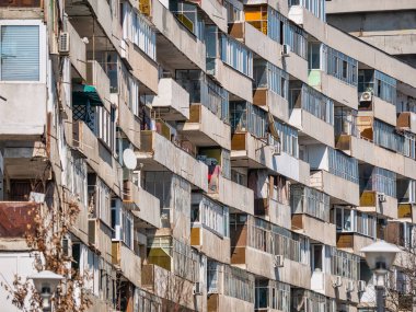 Bükreş 'teki mavi gökyüzüne karşı komünist dönemden kalma bir apartman binası. Çirkin geleneksel komünist konut topluluğu