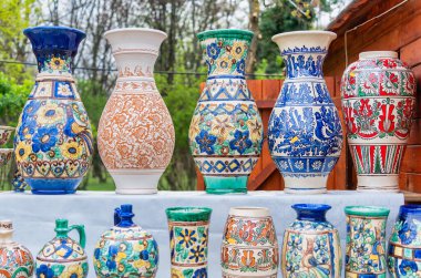 Romen eli satılık geleneksel dekoratif vazolar ve kaplar yaptı.