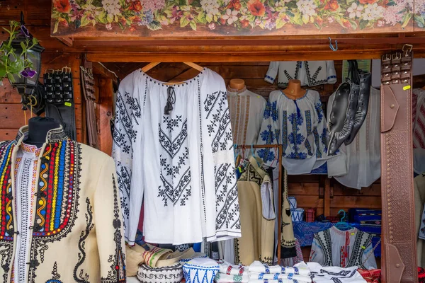 传统的罗马尼亚民间工艺展览 手工制作的传统服装 — 图库照片