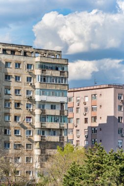 Bükreş 'teki mavi gökyüzüne karşı komünist dönemden kalma bir apartman binası. Çirkin geleneksel komünist konut topluluğu