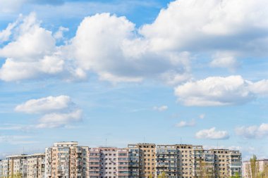 Bükreş 'teki mavi gökyüzüne karşı komünist dönemden kalma bir apartman binası. Çirkin geleneksel komünist konut topluluğu