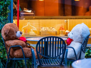 Romantik bir akşam yemeği için iki doldurulmuş oyuncak ayı..