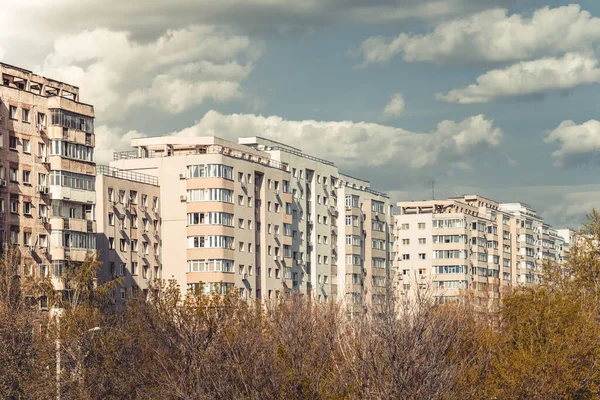 Opotřebovaný Bytový Dům Komunistické Éry Proti Modré Obloze Bukurešti Rumunsku — Stock fotografie