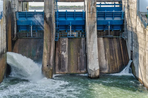 ブカレスト ルーマニアのダンボヴィタ川の水圧ダム — ストック写真