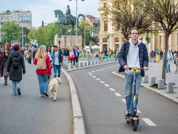 Bucarest Rumania Abril 2023 Turistas Lugareños Paseando Caminando Por Calle —  Fotos de Stock