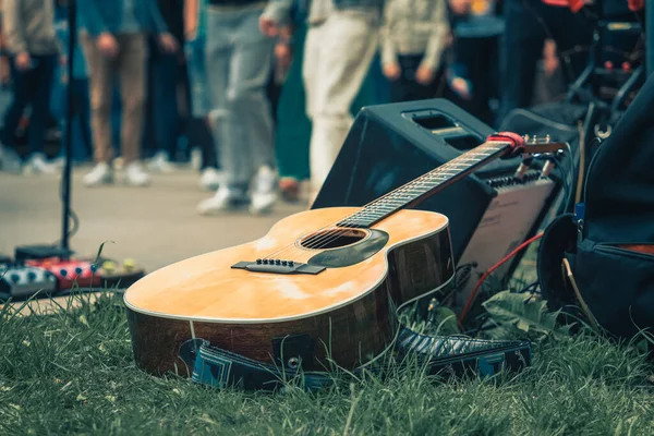 Акустическая Гитара Траве — стоковое фото