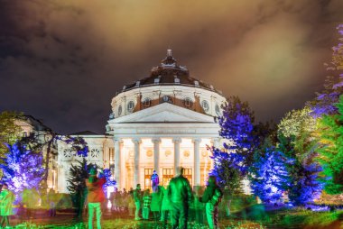 Bükreş, Romanya - Mayıs 2023: Romanya Atinası 'nın (Athe Roman) prestijli bir konser salonu ve kentin en güzel binalarından biri. Uzun pozlu gece fotoğrafçılığı