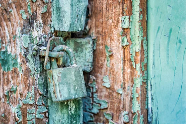 Antiguo Candado Oxidado Una Puerta Madera Azul —  Fotos de Stock