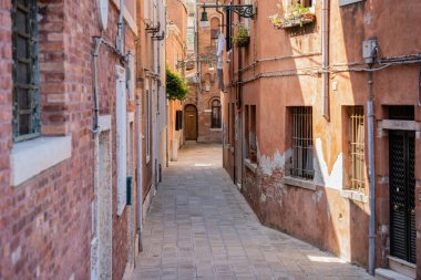 Dar sokaklar ve Venedik, İtalya 'daki eski ortaçağ kırmızı tuğlalarıyla dolu bir manzara..