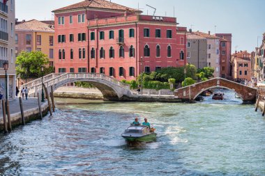 Venedik 'ten sahneler, su kanalları ve tekne trafiği üzerinde taş köprüler..