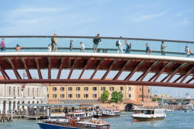 Venedik, İtalya - Mayıs 2023: Venedik 'te Anayasa Köprüsü' nde Yürüyen Turistler (Ponte della Costituzione)