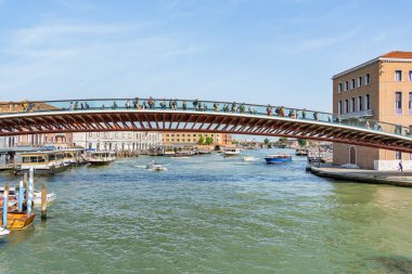 Venedik, İtalya - Mayıs 2023: Venedik 'te Anayasa Köprüsü' nde Yürüyen Turistler (Ponte della Costituzione)