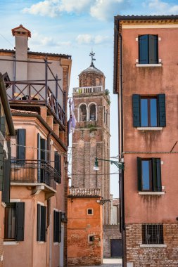 Venedik 'ten, Campo di San Sebastiano, Dorsoduro' daki Aziz Sebastian Katolik Kilisesi 'nin (Chiesa di San Sebastiano) çan kulesinin görüntüsü