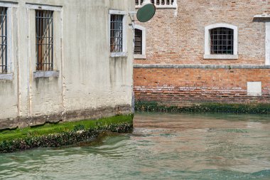 Eski ortaçağ Venedik mimarisi ile yakın plan. İtalya, Venedik 'te sular üzerine evler inşa edilir..