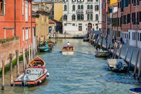 水の運河とボートのトラフィックの上に石の橋とヴェネツィアから絵のようなシーン — ストック写真