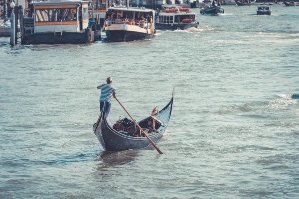 Barqueiro Gondoleiro Veneziano Que Impulsiona Uma Gôndola Grande Canal Veneza — Fotografia de Stock