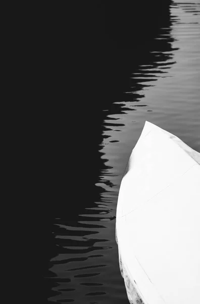 Siyah Beyaz Soyut Minimalist Resimli Denizde Bir Tekne Var — Stok fotoğraf