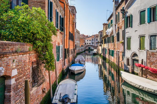 ヴェネツィアからの絵のような風景多くのボートが狭い水路に停め — ストック写真