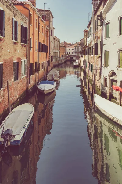 ヴェネツィアからの絵のような風景多くのボートが狭い水路に停め — ストック写真