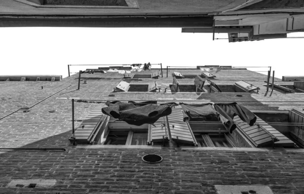 Prádelna Prádlo Kterou Nechali Vyschnout Okna Staré Středověké Budovy Benátkách — Stock fotografie