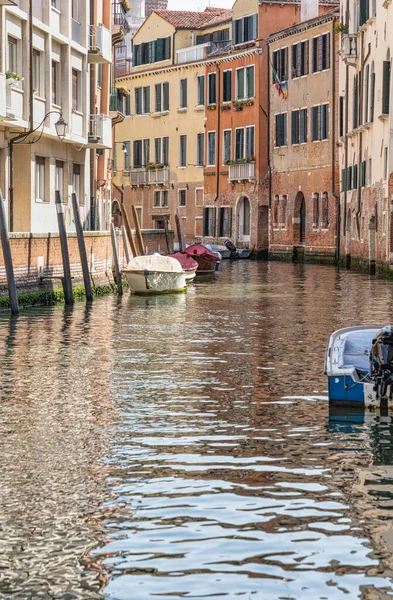 イタリアのヴェネツィアにある中世の建築物の詳細 駐車船と水の運河 — ストック写真