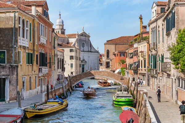 Venedik Ten Kanalları Tekne Trafiği Üzerinde Taş Köprüler Bulunan Görkemli — Stok fotoğraf