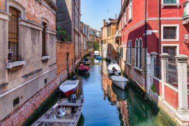 Dar su kanallarında park etmiş bir sürü teknesi olan Venedik 'ten resim gibi bir manzara..