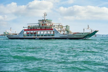 Venedik, İtalya - Mayıs 2023: Lido 'yu Venedik adasına bağlayan Büyük Kanal' daki büyük ACTV feribotu. Venedik 'te toplu su taşımacılığı.