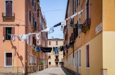 İtalya, Venedik 'teki eski bir ortaçağ binasının penceresinde kurutulması gereken çamaşırları.