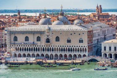 Venedik 'teki Doge' s Palace (Palazzo Ducale) ile Büyük Kanal 'ın üstünden görünüm