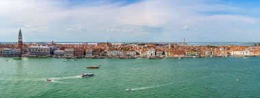 Venedik, İtalya 'da Doge Sarayı (Palazzo Ducale) ve Colonna di San Marco ile Büyük Kanal üzerinden panoramik manzara.