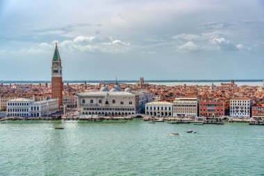 Venedik 'te Dük' ün Sarayı (Palazzo Ducale) ve Colonna di San Marco ile birlikte Büyük Kanal 'ın üzerinden manzarayı izleyin.
