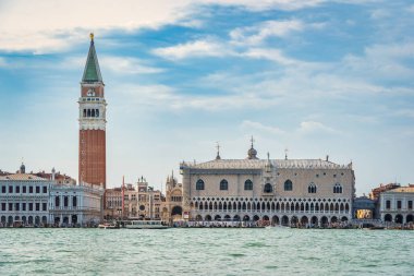 Venedik 'te Dük' ün Sarayı (Palazzo Ducale) ve Colonna di San Marco ile birlikte Büyük Kanal 'ın üzerinden manzarayı izleyin.