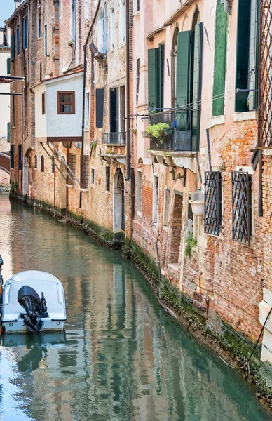 Dar Kanallarında Park Etmiş Bir Tekneyle Venedik Ten Resim Gibi — Stok fotoğraf