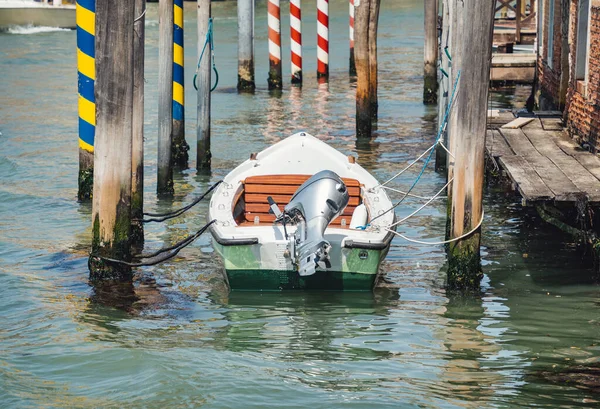 Venedik Teki Büyük Kanal Demirlemiş Bir Motorlu Tekne Ahşap Demirleme — Stok fotoğraf