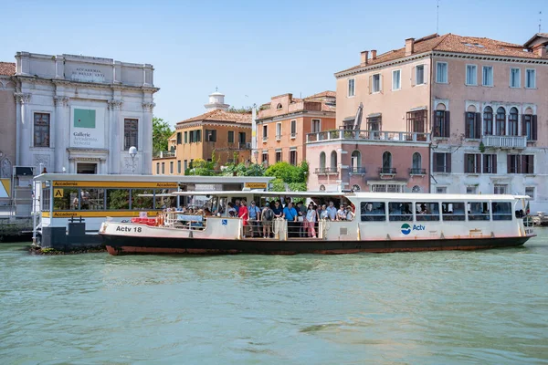 Venetië Italië Mei 2023 Overvolle Openbare Venetiaanse Waterbus Genaamd Vaporetto — Stockfoto