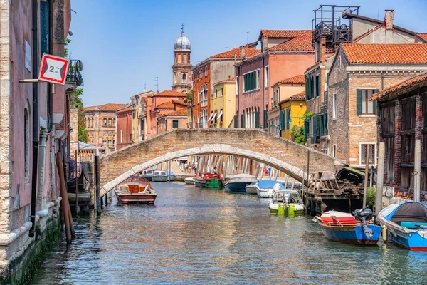 Pintoresca Escena Venecia Con Muchos Barcos Aparcados Los Estrechos Canales — Foto de Stock