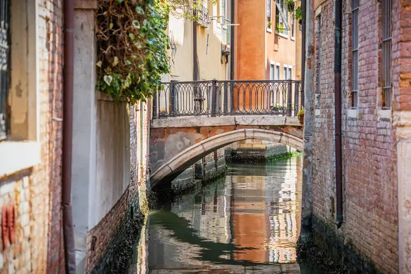 Idyllische Szene Aus Venedig Italien Mit Steinbrücke Über Die Schmalen — Stockfoto