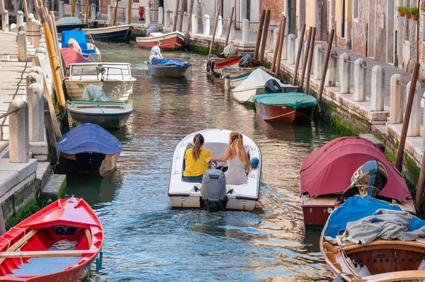 Venedik Ten Manzaralı Dar Kanalları Tekne Trafiği Üzerinde Taş Köprüler — Stok fotoğraf