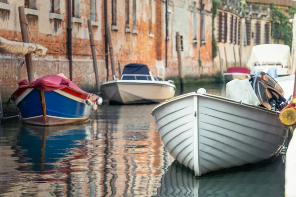 Scène Pittoresque Venise Avec Nombreux Bateaux Garés Sur Les Canaux — Photo