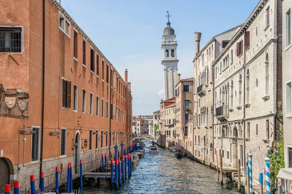 Vista Panorámica Desde Los Estrechos Canales Agua Venecia Con Campanario — Foto de Stock