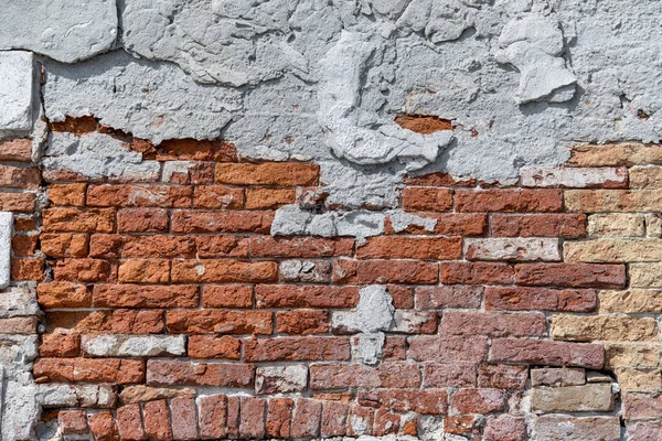 Штукатурка Відшаровується Від Старої Червоної Цегляної Стіни Зношена Будівля Венеції — стокове фото