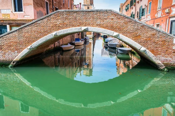 Idyllische Szene Aus Venedig Italien Mit Steinbrücke Über Die Schmalen — Stockfoto