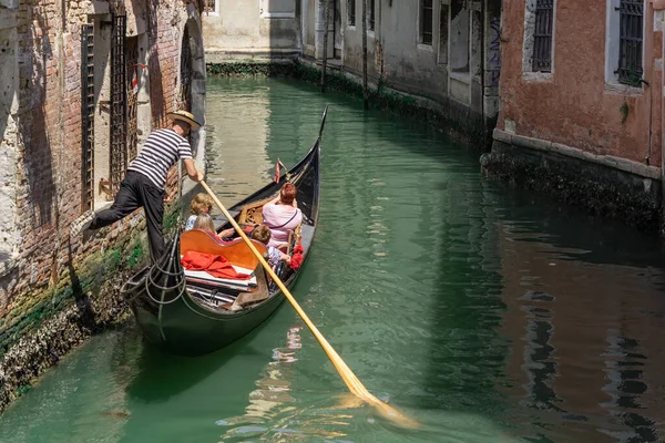ヴェネツィア イタリア 5月29 2023 狭い水路に伝統的なゴンドラに乗る ヴェネツィアの観光客 — ストック写真