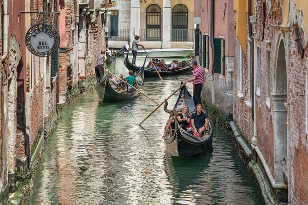 Венеция Италия Мая 2023 Года Традиционная Гондола Узким Водным Каналам — стоковое фото