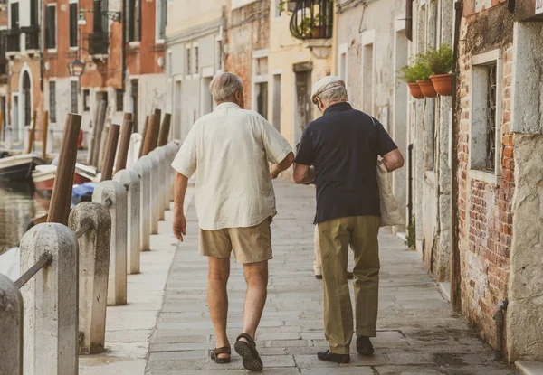 Dois Idosos Italianos Caminhando Nas Ruas Estreitas Paralelepípedos Veneza Itália Imagens De Bancos De Imagens
