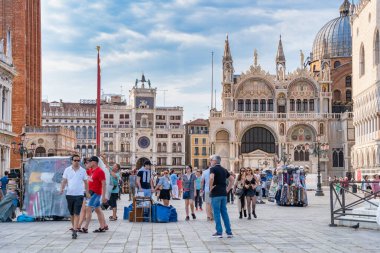 Venedik, İtalya - 29 Mayıs 2023: Birçok turist Venedik 'te Piazzetta San Marco ve Colonna di San Marco' yu ziyaret etti.